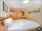 Regina Maris Whg. 16 - Schlafzimmer mit Doppelbett und TV