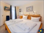 Regina Maris Whg. 16 - Schlafzimmer mit Doppelbett und TV