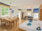 Villa Margot Whg. 15 - Wohnbereich mit Schrankdoppelbett und Essbereich