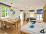 Villa Margot Whg. 15 - Wohnbereich mit Schrankdoppelbett und Essbereich