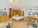 Villa Margot Whg. 15 - Essbereich mit Küchenzeile und Schrankdoppelbett offen