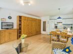 Villa Margot Whg. 15 - Essbereich mit Küchenzeile und Schrankdoppelbett geschlossen