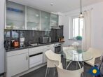 Villa Strandperle, Whg. 21 - großzügiges Wohnzimmer mit Essbereich, offener Küche und Zugang zur Terrasse