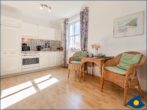 Villa Margot Whg. 35 - Wohn-/Schlafbereich mit Küchenzeile und Zugang zum Balkon
