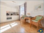 Villa Margot Whg. 35 - Wohn-/Schlafbereich mit Küchenzeile und Zugang zum Balkon
