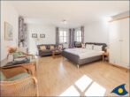 Villa Margot Whg. 35 - Wohn-/Schlafbereich mit Küchenzeile und Zugang zum Balkon
