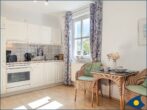 Villa Margot Whg. 35 - Wohn-/Schlafbereich mit Küchenzeile und Zugang zum Balkon