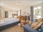Villa Margot Whg. 35 - Wohn-/Schlafbereich mit Küchenzeile und Zugang zum Balkon