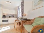 Villa Margot Whg. 35 - Wohn-/Schlafbereich mit Küchenzeile und Zugang zum Balkon