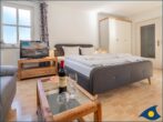 Villa Margot Whg. 35 - Wohn-/Schlafbereich mit Küchenzeile und Zugang zum Balkon