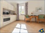 Villa Margot Whg. 35 - Wohn-/Schlafbereich mit Küchenzeile und Zugang zum Balkon