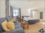 Villa Margot Whg. 35 - Wohn-/Schlafbereich mit Küchenzeile und Zugang zum Balkon