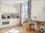 Villa Margot Whg. 35 - Wohn-/Schlafbereich mit Küchenzeile und Zugang zum Balkon