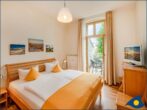 Ostseevilla Whg. 04 - Schlafzimmer 1 mit TV, Doppelbett und Balkon