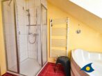 Bunte Stube Whg. Treibgut - Badzimmer mit Dusche und Badewanne