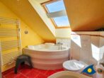 Bunte Stube Whg. Treibgut - Badezimmer mit Dusche und Badewanne