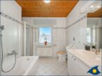 Haus Wartenberg Whg. 01 - Badezimmer mit Dusche und Badewanne