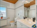 Haus Wartenberg Whg. 01 - Badezimmer mit Dusche und Badewanne