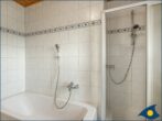 Haus Wartenberg Whg. 01 - Badezimmer mit Dusche und Badewanne