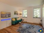 Ferienvilla Waldstraße Traumloft 16 - Wohnbereich mit Couch und TV