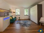 Ferienvilla Waldstraße Traumloft 16 - Wohnbereich mit Couch und TV