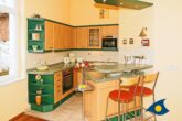 Villa Frisia Whg. 20 - Wohnbereich mit offener Küche und Schrankbett für die 3. Person