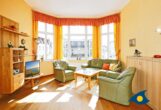 Villa Frisia Whg. 20 - Wohnbereich mit offener Küche und Schrankbett für die 3. Person