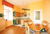 Villa Frisia Whg. 20 - Wohnbereich mit offener Küche und Schrankbett für die 3. Person
