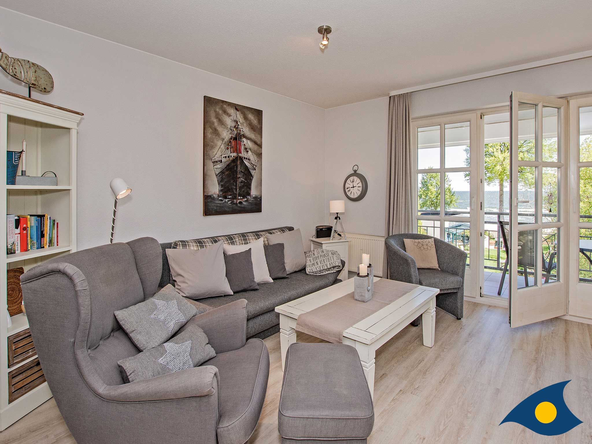 liebevoll eingerichtetes Wohnzimmer mit offener Küche und Zugang zum überdachten Balkon - Rolandseck II, Whg. 10