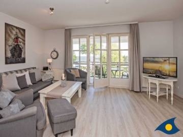 liebevoll eingerichtetes Wohnzimmer mit offener Küche und Zugang zum überdachten Balkon - Rolandseck II, Whg. 10