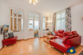Ostseevilla Whg. 02 - Wohnbereich mit Couch und TV. Der Holzdielenfußboden trägt zum gesunden wohnen bei, ist allergikerfreundlich und strahlt eine warme Wohlfühlatmosphäre aus.