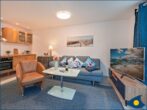 Dünenhaus Christa Whg. 03 - Wohnzimmer mit offener Küche und Zugang zur Terrasse
