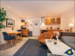 Dünenhaus Christa Whg. 03 - Wohnzimmer mit offener Küche und Zugang zur Terrasse