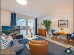 Dünenhaus Christa Whg. 03 - Wohnzimmer mit offener Küche und Zugang zur Terrasse