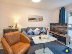 Dünenhaus Christa Whg. 03 - Wohnzimmer mit offener Küche und Zugang zur Terrasse