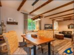 Olle Use Fewo Kleine Use - gemütliches Wohnzimmer mit Essbereich und offener Küche im Landhausstil