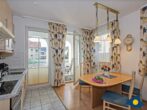 Appartementhaus Goethestrasse Fewo 19 - Essbereich mit Küchenzeile und Zugang zum Balkon