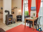 Villa Waldblick Whg. 03 - Wohnzimmer mit Kamin und Zugang zum Balkon