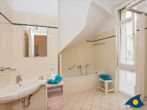 Villa Waldblick Whg. 03 - Badezimmer mit Badewanne, Dusche und WC
