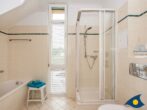 Villa Waldblick Whg. 03 - Badezimmer mit Badewanne, Dusche und WC
