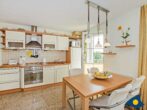 Dünen-Residenz C 12 - Küchenzeile mit Essbereich und Zugang zum Balkon