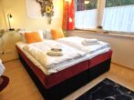 Haus Kiefernduene Bungalow rechts - Wohn- / Schlafbereich mit Doppelbett und offener Küche