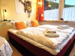 Haus Kiefernduene Bungalow rechts - Wohn- / Schlafbereich mit Doppelbett und offener Küche