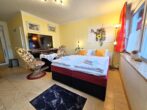 Haus Kiefernduene Bungalow rechts - Wohn- / Schlafbereich mit Doppelbett und offener Küche