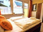 Haus Kiefernduene Bungalow rechts - Wohn- / Schlafbereich mit Doppelbett und offener Küche