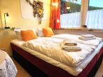 Haus Kiefernduene Bungalow rechts - Wohn- / Schlafbereich mit Doppelbett und offener Küche