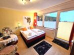Haus Kiefernduene Bungalow rechts - Wohn- / Schlafbereich mit Doppelbett und offener Küche