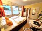 Haus Kiefernduene Bungalow rechts - Wohn- / Schlafbereich mit Doppelbett und offener Küche