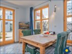 Villa Bella Whg. 09 - Wohnzimmer mit offener Küche und Zugang zur Terrasse