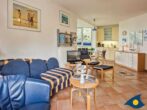 Villa Strandperle, Whg. 11 - Wohnzimmer mit Essbereich und Küchenzeile